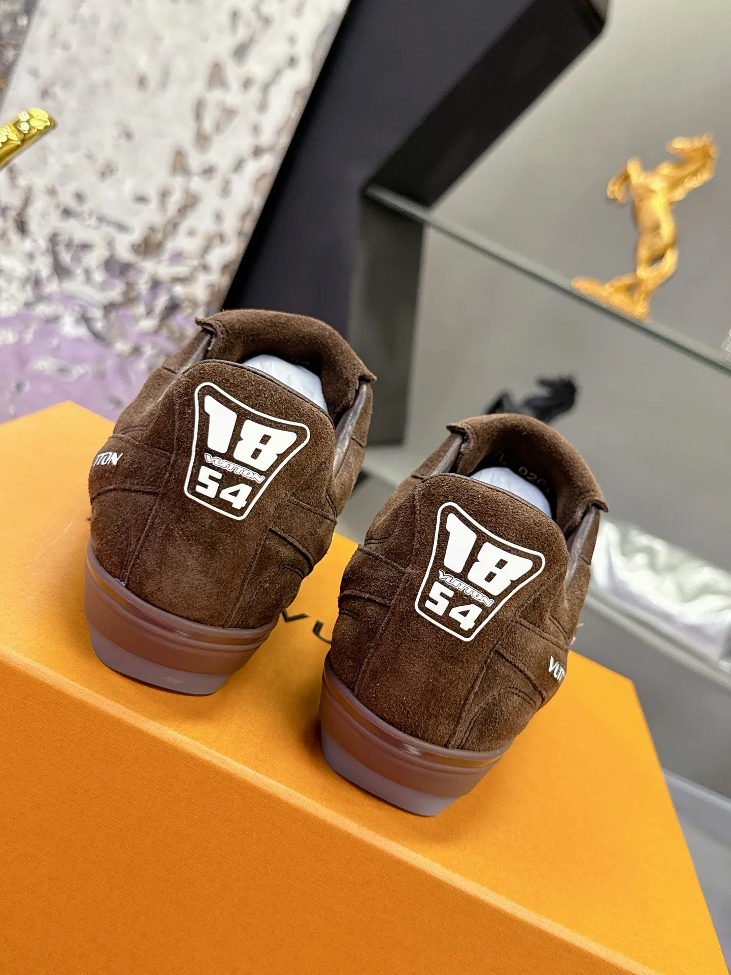 Factory price: 700💰 2025 new LV sneakers for couples, 🔥🔥🔥You will look fashionable when you wear them ❤️ LV football shoe series 💗 This Footprint Soccer sneaker was unveiled in the 2025 spring and summer series fashion show. It is the first sneaker designed by Pharrell Williams inspired by football shoes. The shoes are inspired by football, a sport that spans generations and cultures💎, echoing the theme of unity and universal participation in the 2025 spring and summer series fashion show. The shoe is known for its sleek design, with the dynamic IV Initials logo embellished on the side, the Lvers United emblem inspired by the football team on the tongue, and the sole patterned rubber sole decorated with multiple Louis Vuitton logos. Stylish and casual wear, a trend-setter in the fashion industry. Made of imported cowhide with full craftsmanship💓 Number of sizes (women’s 35-41, women’s 41 customized) (men’s 39-46, 45-46 customized)